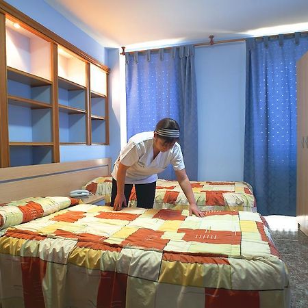 Hostal Xarau Cerdanyola del Vallès Exterior foto