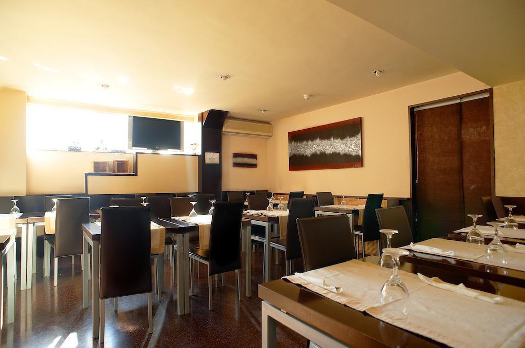 Hostal Xarau Cerdanyola del Vallès Exterior foto
